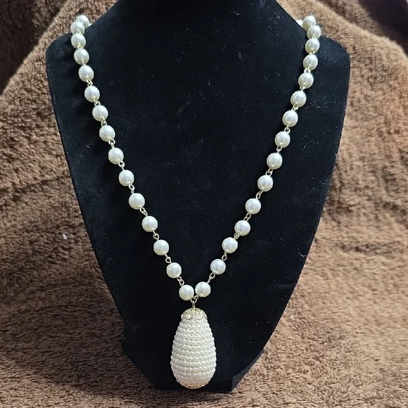 Classic Handmade Pearl Necklace with Gold Details - Picture 1 of 4